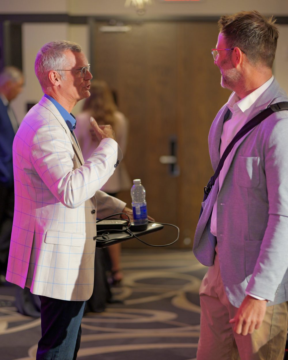 Vincent Lavoie en conversation dans la salle du Boot Camp Remax